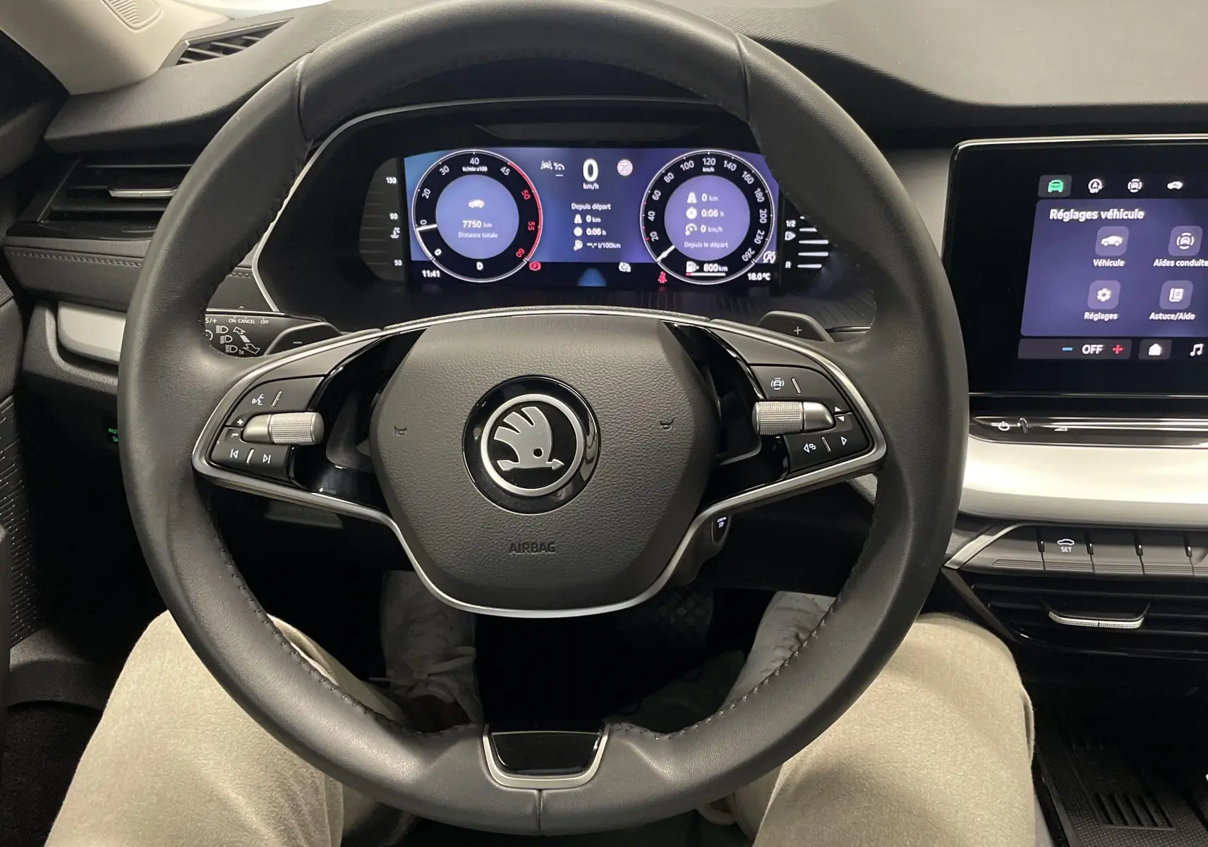 Vue intérieure centrée sur le volant et le tableau de bord numérique d'une Skoda Octavia 2024, finition Selection.