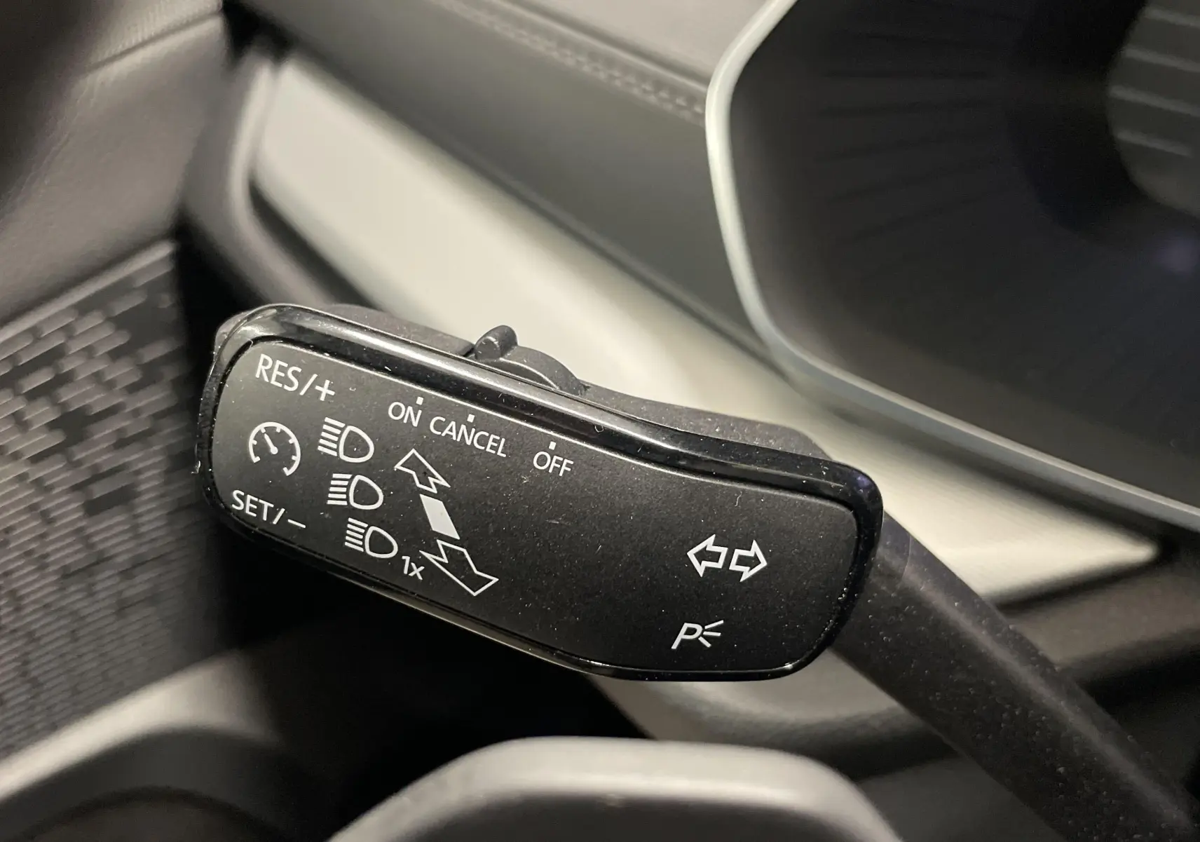 Gros plan sur la commande de régulateur de vitesse et clignotants dans l'habitacle d'une Skoda Octavia 2024.