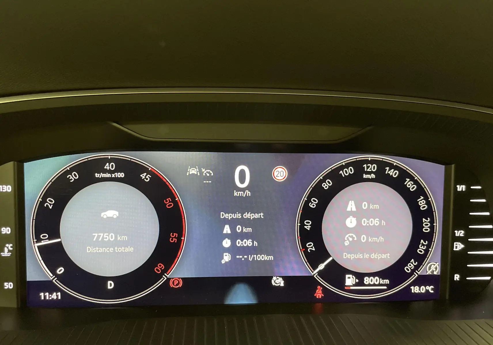 Tableau de bord numérique du Skoda Octavia blanc candy 2024 affichant 7750 km et vitesse à zéro km/h.