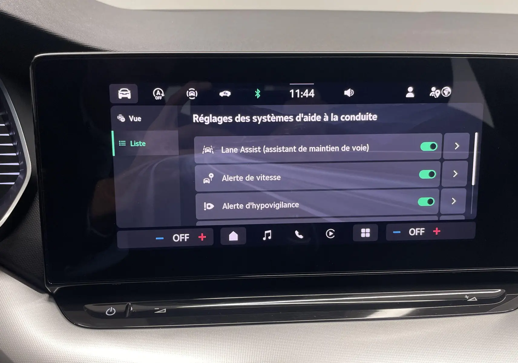 Écran tactile central de la Skoda Octavia 2024 affichant les réglages des aides à la conduite dans un intérieur clair.