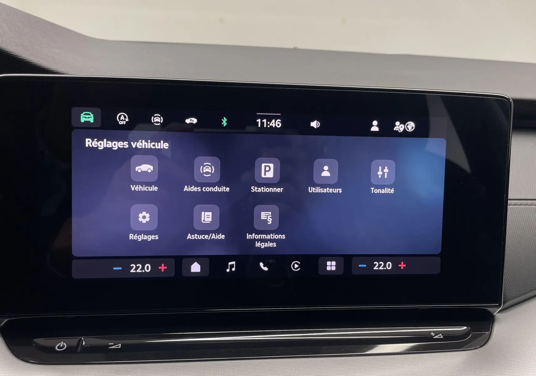 Écran tactile central du tableau de bord de la Skoda Octavia 2024 affichant les réglages véhicule.