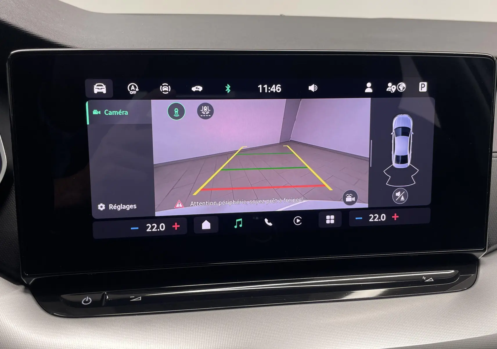 Écran central affichant la caméra de recul d'une Skoda Octavia blanc candy, vue intérieure du tableau de bord.