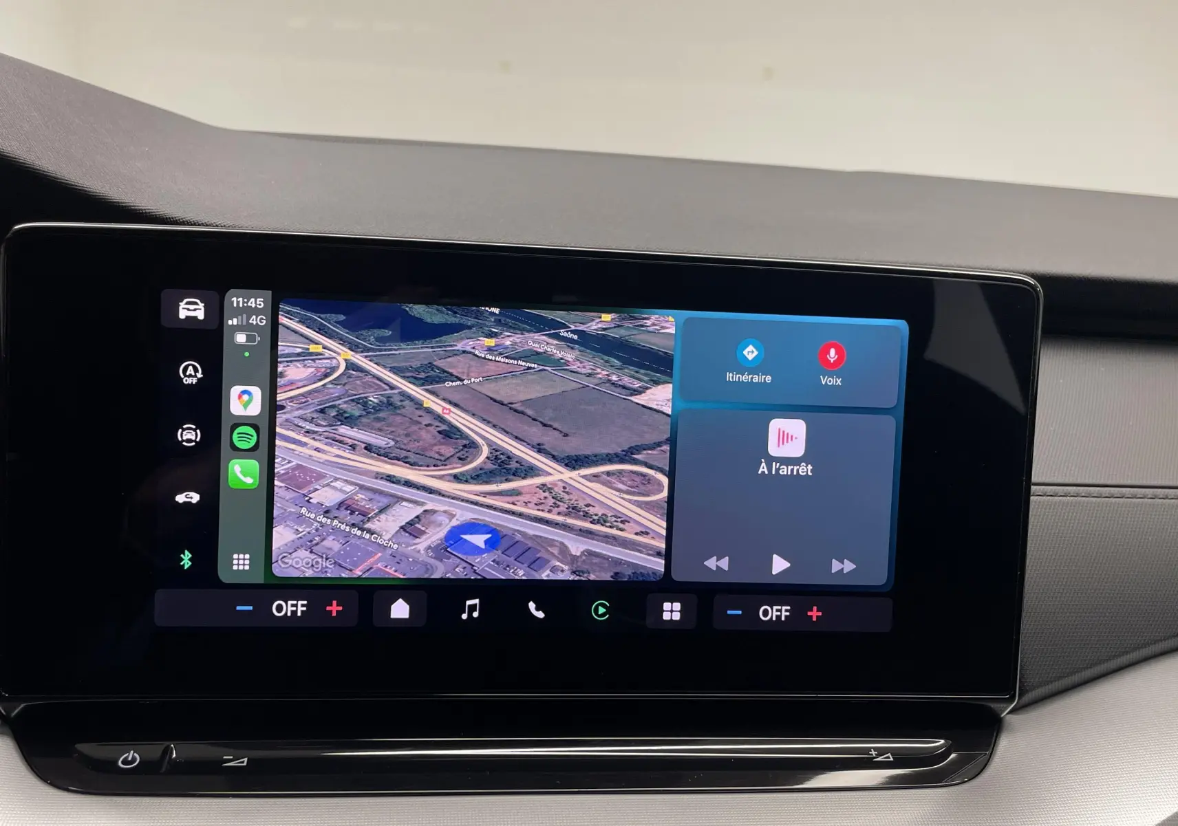 Écran tactile central affichant la navigation et les commandes multimédias dans l'habitacle d'une Skoda Octavia 2024.