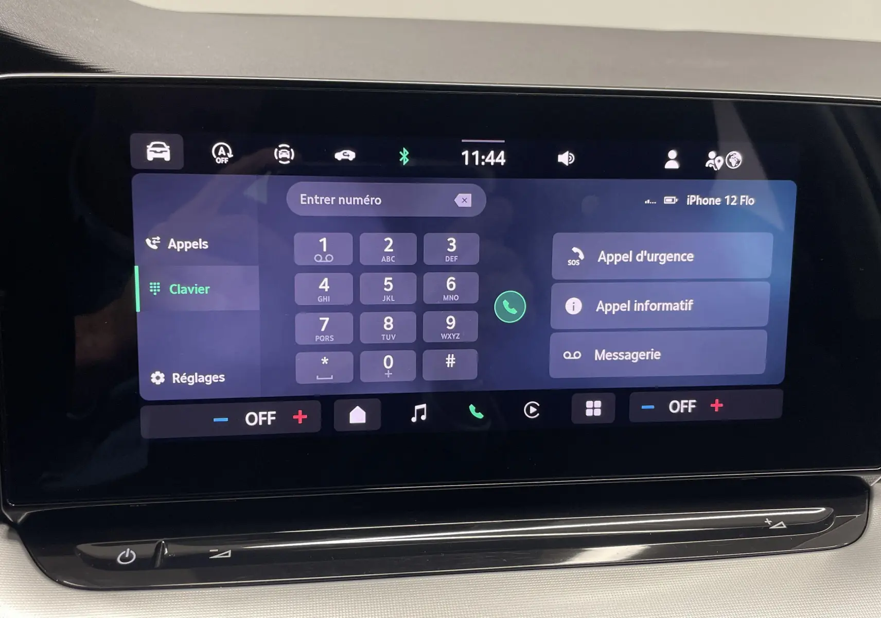 Tablette tactile centrale affichant le clavier d'appels dans l'habitacle d'une Skoda Octavia blanche 2024.