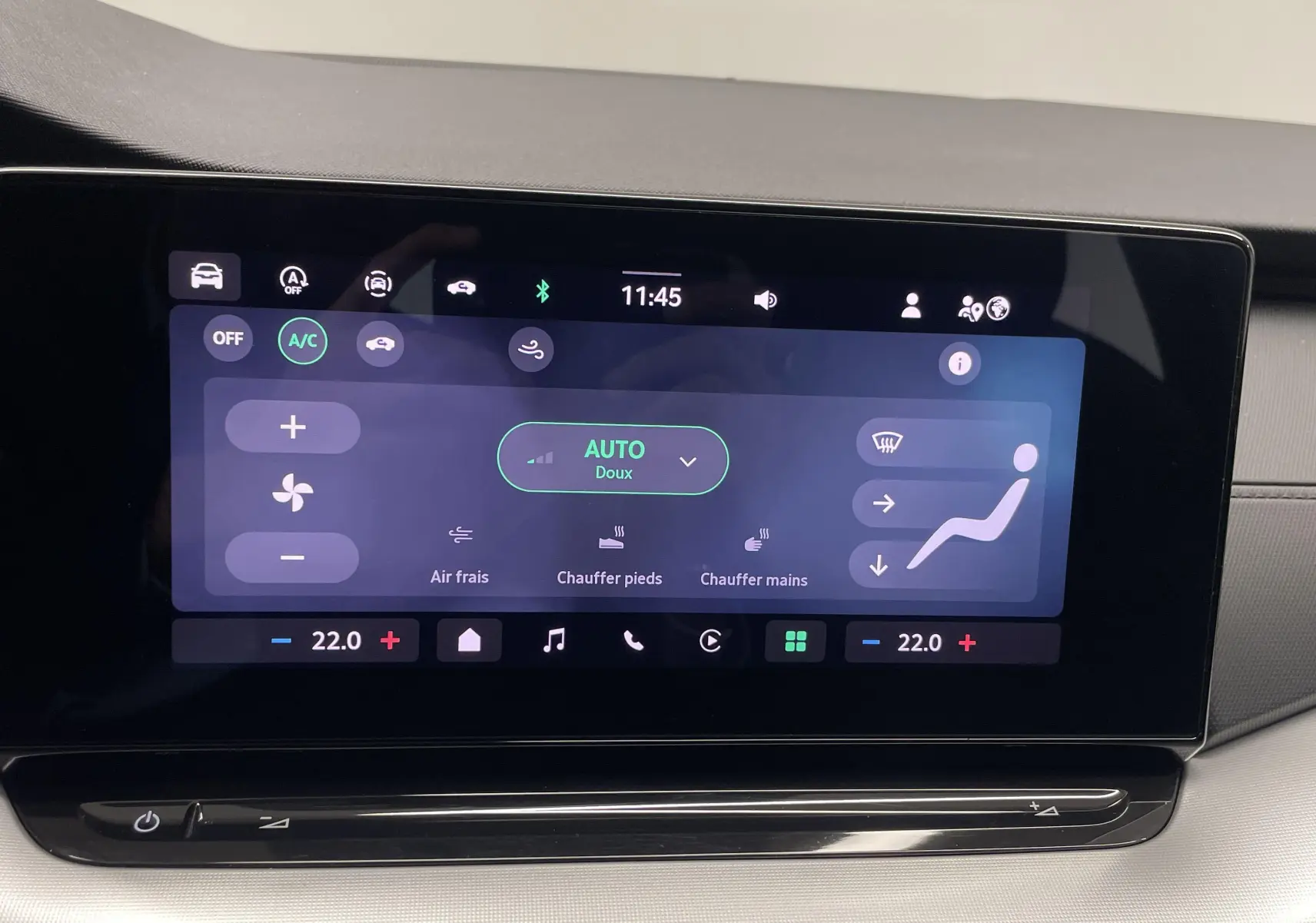 Écran tactile central de la Skoda Octavia 2024 affichant les réglages de climatisation à 22°C en mode automatique doux.