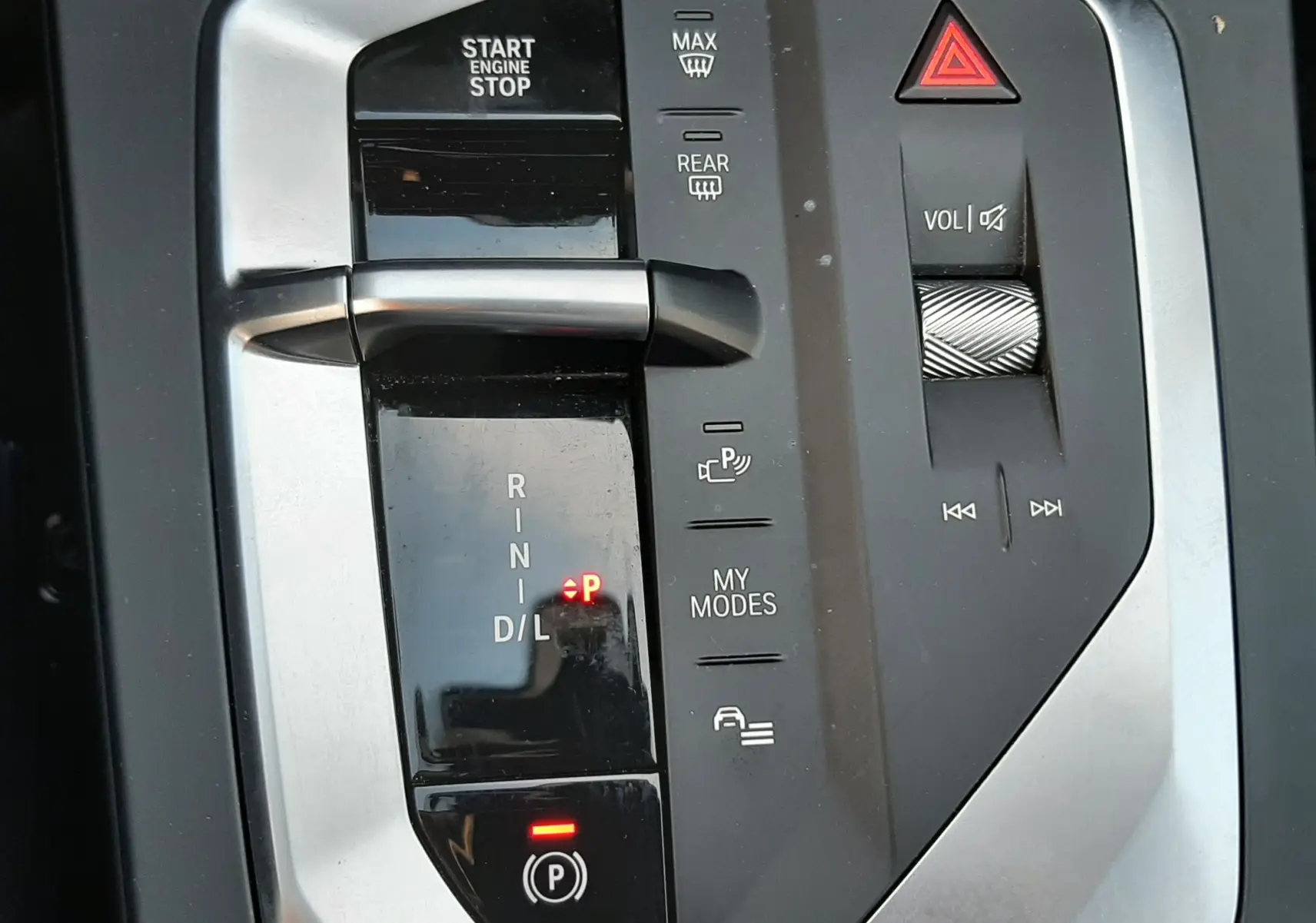 Gros plan sur la console centrale de la BMW Série 1 120D M Sport 2025 avec levier de vitesses automatique et commandes intégrées.