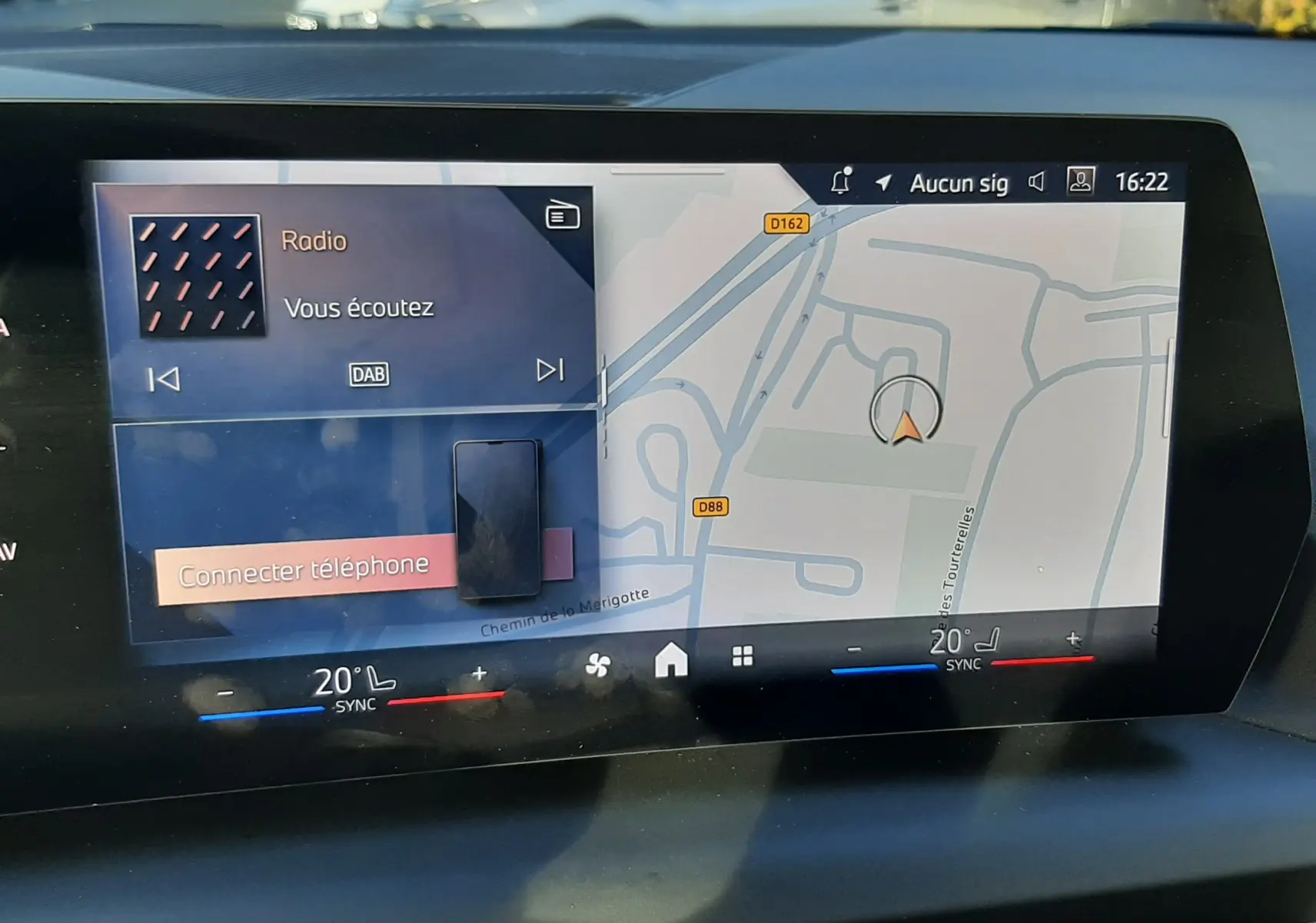 Vue intérieure du tableau de bord de la BMW Série 1 120D 2025 avec écran tactile et navigation affichée