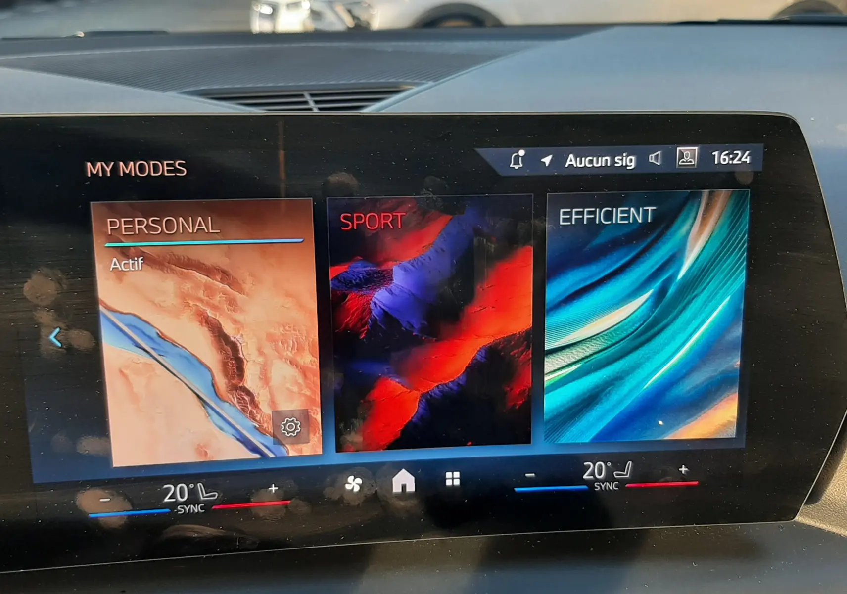 Écran tactile intérieur de BMW Série 1 affichant les modes de conduite Personal, Sport et Efficient.