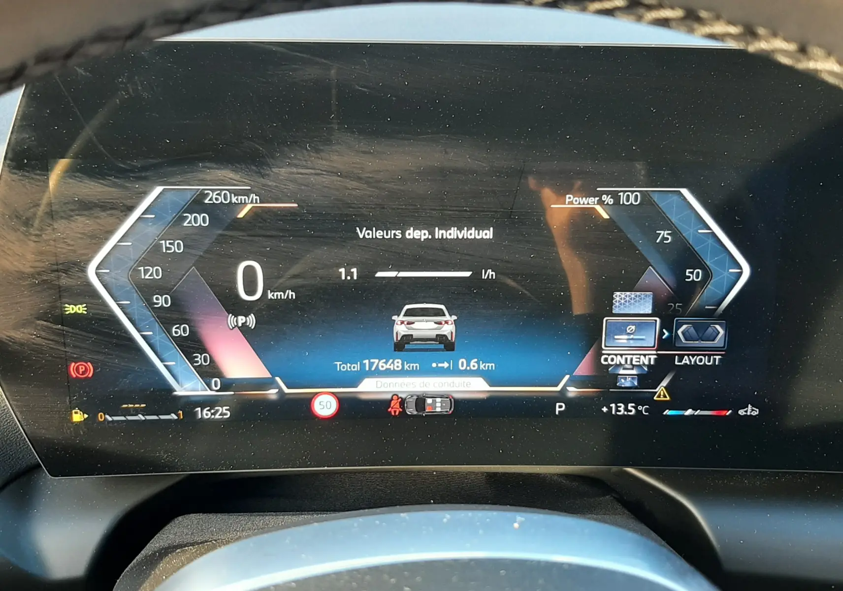 Tableau de bord numérique de BMW Série 1 2025 affichant la vitesse, consommation et assistance conduite.