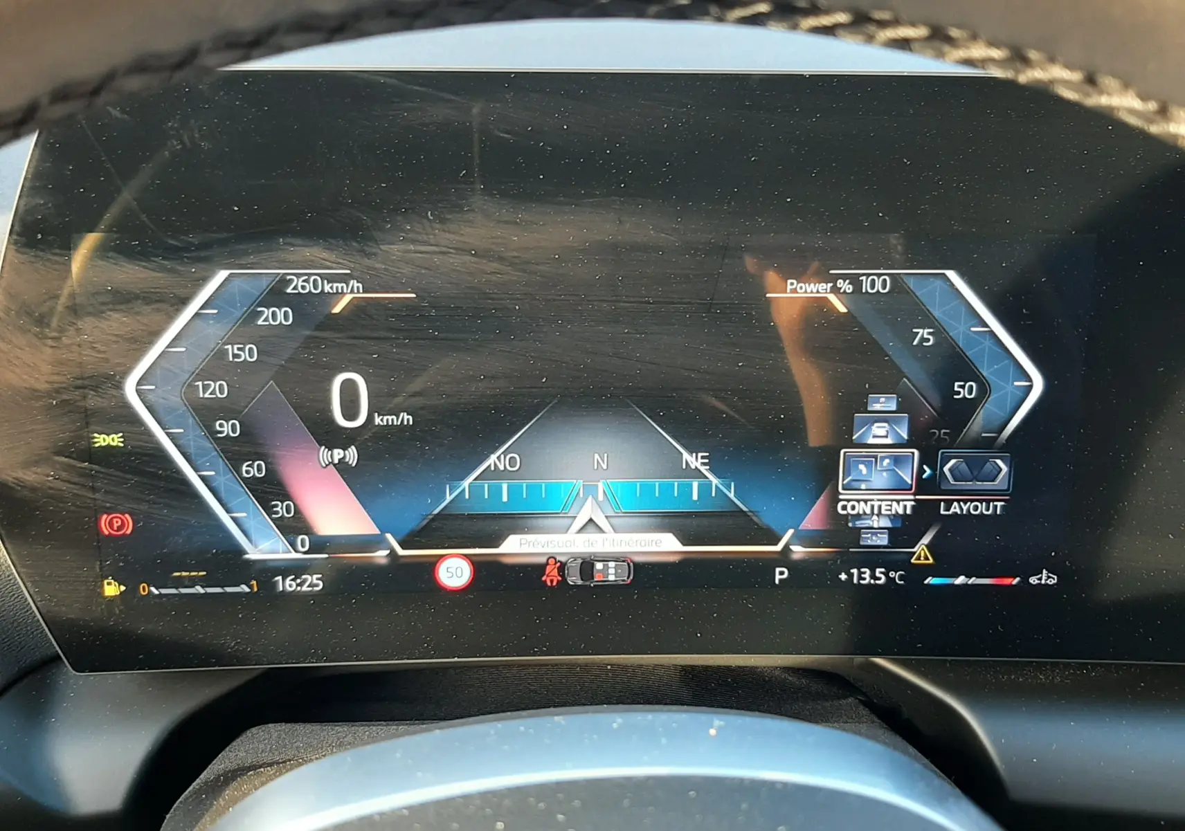 Tableau de bord numérique de BMW Série 1 F70 120D M Sport, affichage vitesse et navigation en vue frontale rapprochée.