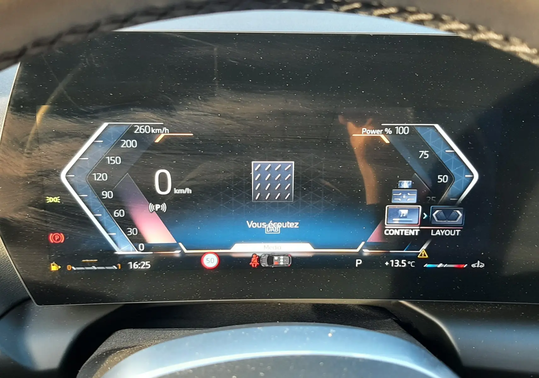 Vue rapprochée du tableau de bord numérique de la BMW Série 1 120D M Sport, affichant vitesse et informations.