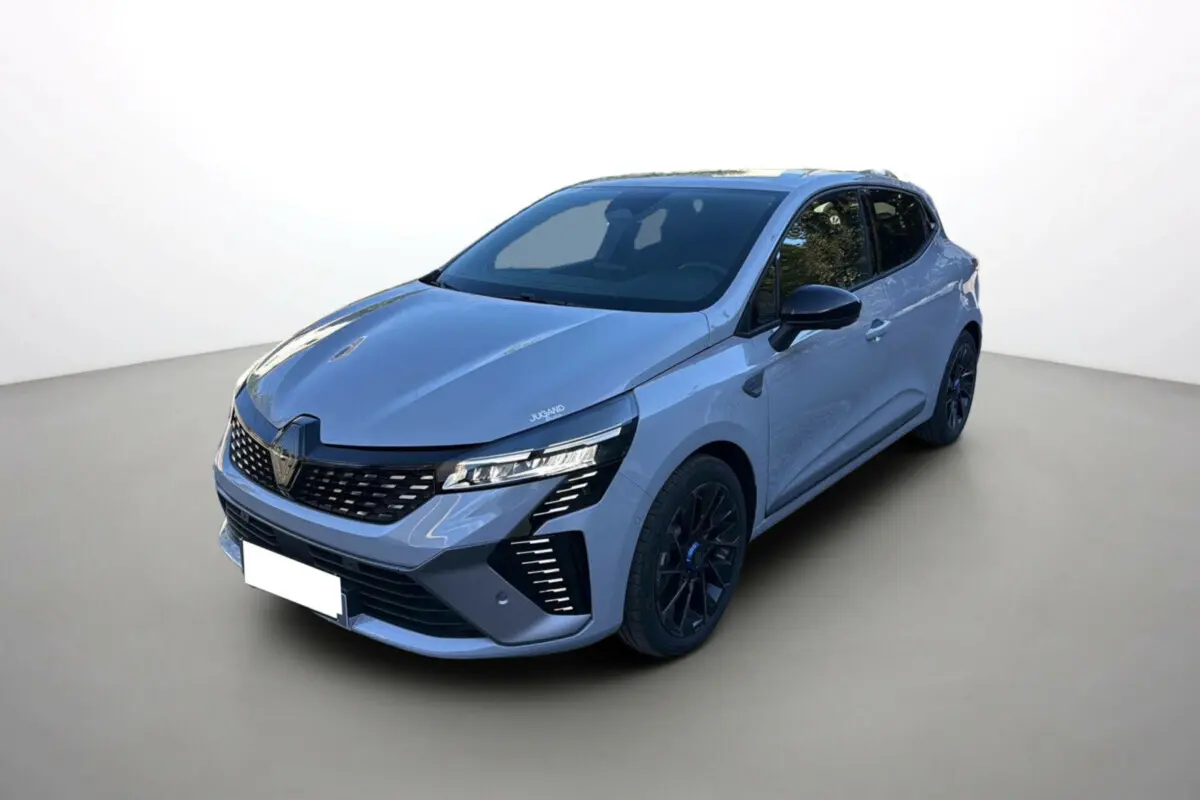 Renault Clio V E-Tech 145 Esprit Alpine gris rafale en 3/4 avant droit avec jantes noires et calandre distinctive.