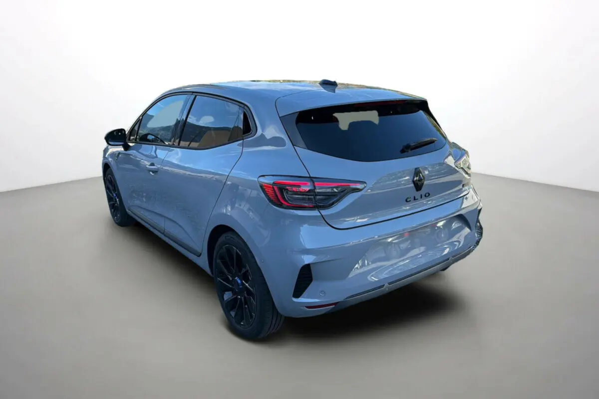 Renault Clio V E-Tech 145 Esprit Alpine gris rafale vue 3/4 arrière droit avec jantes noires distinctives