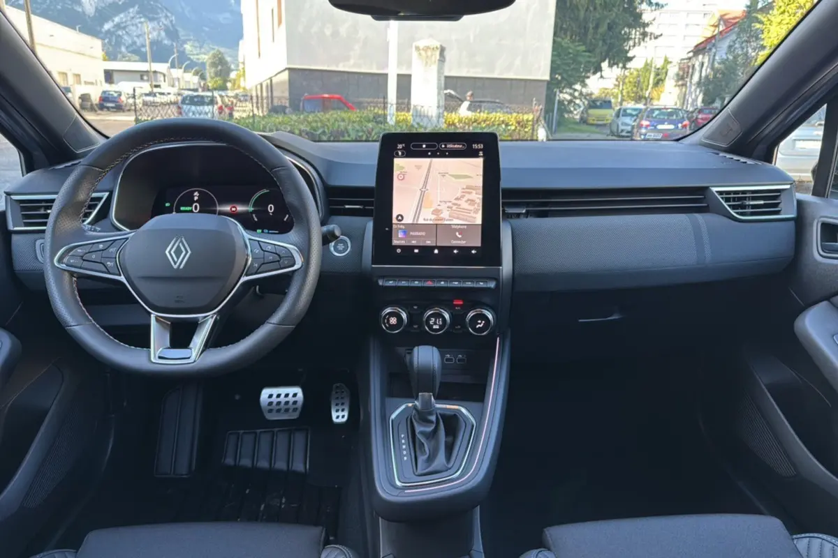 Intérieur de la Renault Clio V E-Tech 145 Esprit Alpine 2025, vue frontale sur le tableau de bord et la console centrale avec écran tactile.