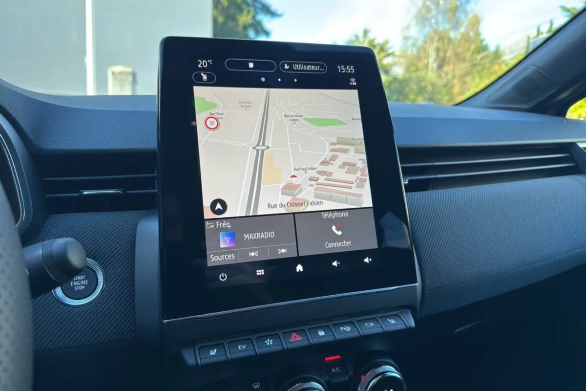 Vue rapprochée de l'écran tactile central du tableau de bord de la Renault Clio V E-TECH 145 Esprit Alpine 2025 gris rafale.