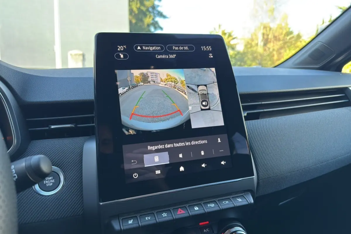 Vue rapprochée de l'écran central tactile de la Renault Clio V E-Tech 145 Esprit Alpine 2025, affichant la caméra 360°
