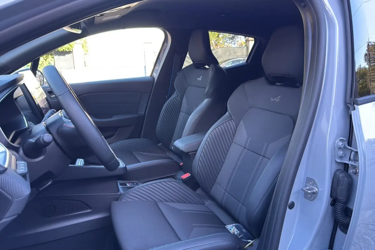 Intérieur de la Renault Clio V E-Tech 145 Esprit Alpine 2025, vue côté conducteur, sièges noirs avec logo Alpine brodé.