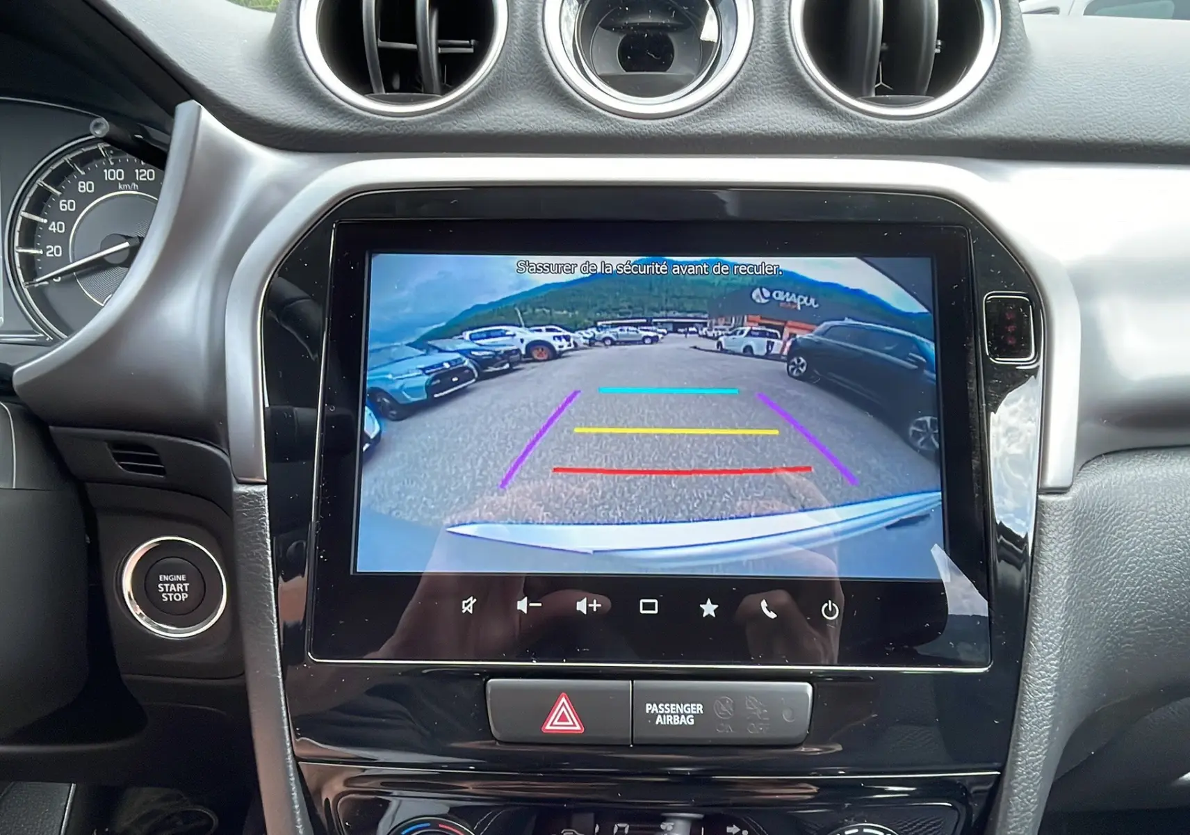 Vue intérieure du tableau de bord du Suzuki Vitara 2025 avec écran multimédia affichant la caméra de recul.