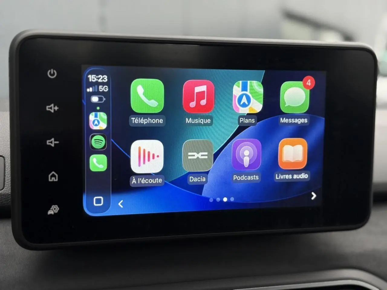 Écran tactile 8 pouces du système Media Nav de la Dacia Sandero Stepway, affichant l'interface smartphone.