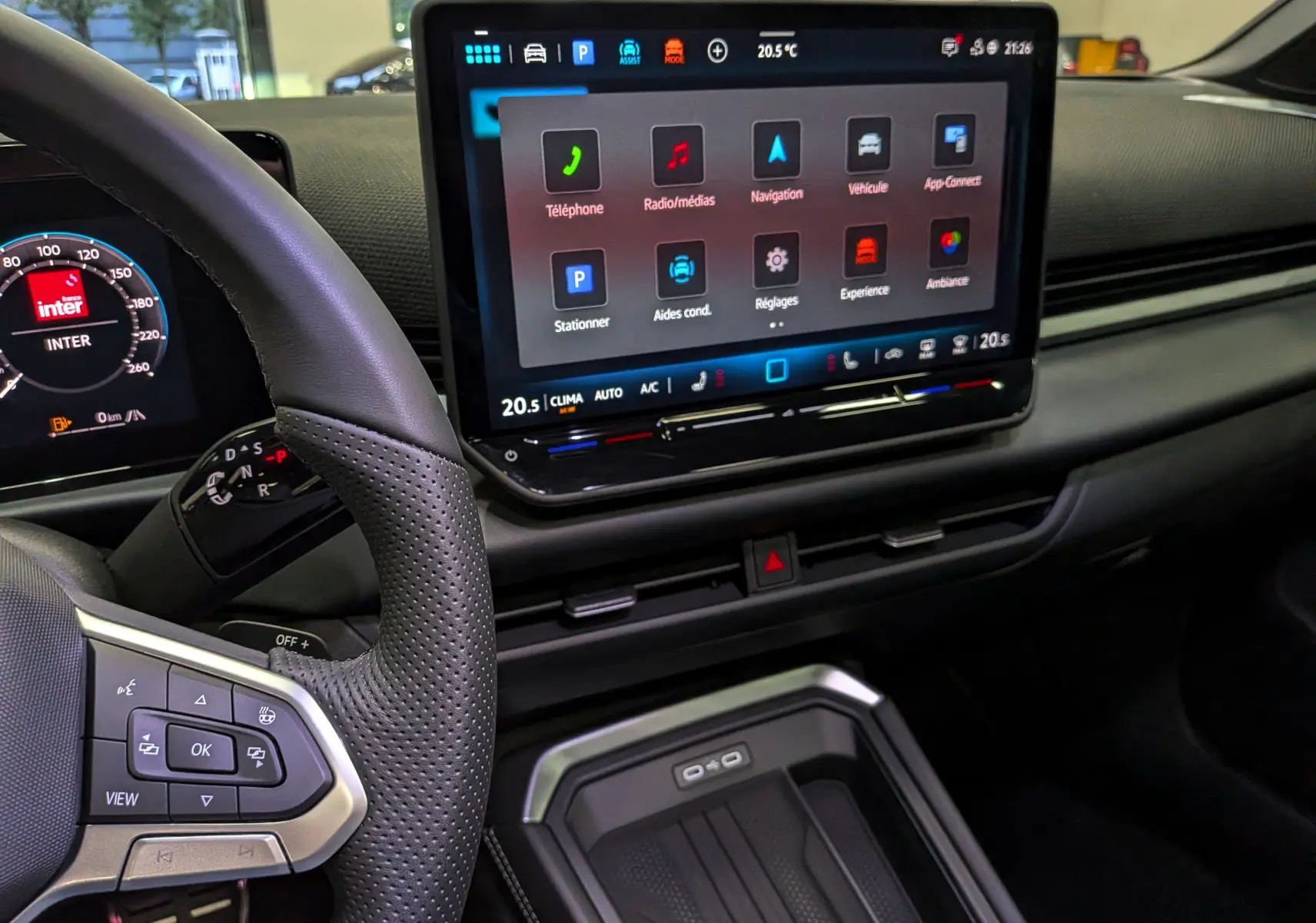 Vue intérieure du tableau de bord du Volkswagen T-Roc eTSI 150 R-Line 2026, avec écran tactile central et volant partiel noir.