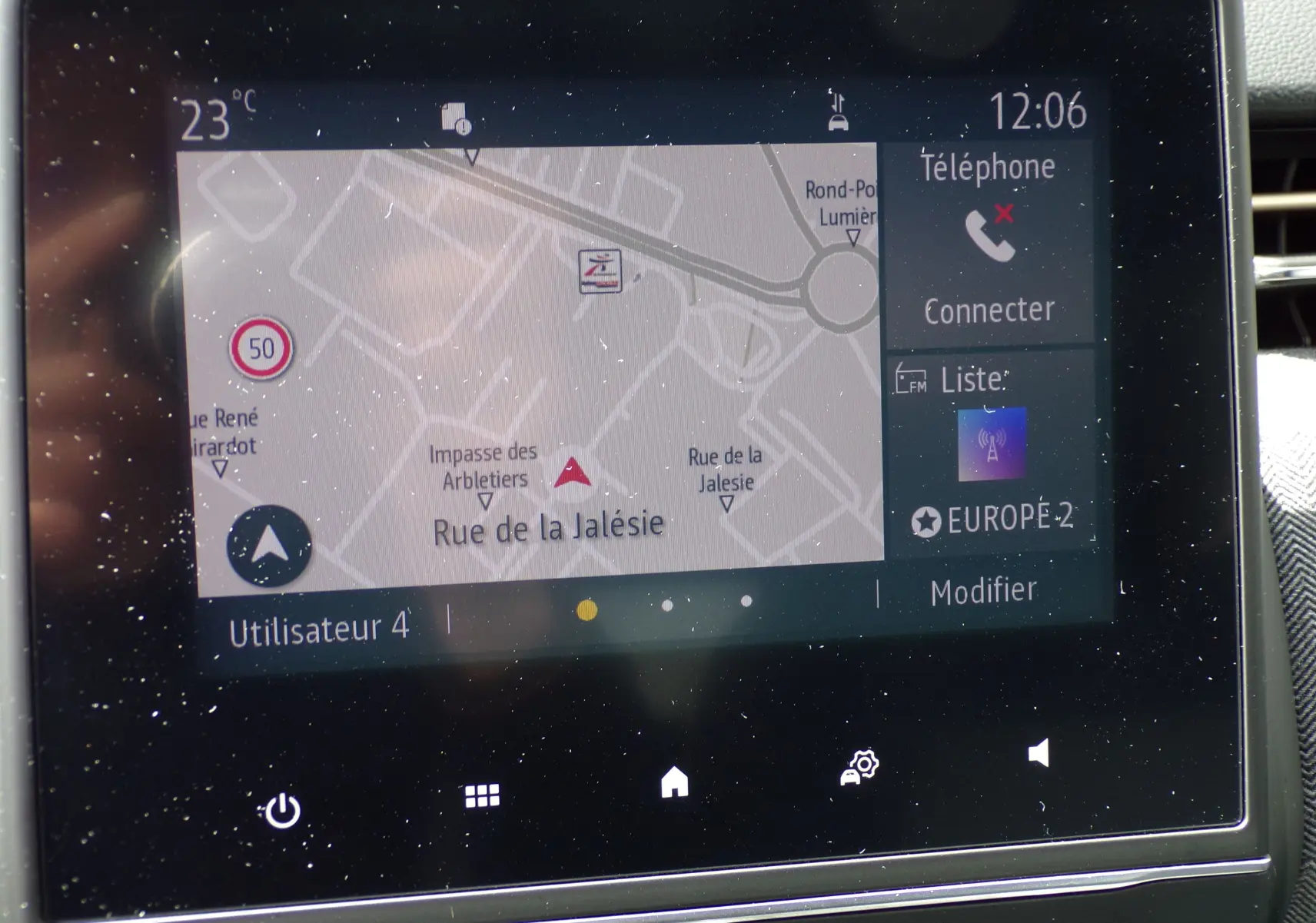 Écran tactile du système de navigation et multimédia de la Renault Clio V blanche, affichant une carte et options téléphone.