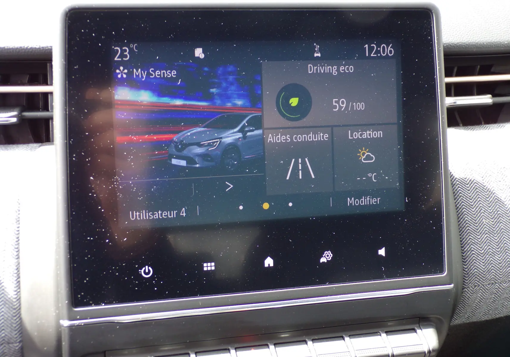 Écran tactile du tableau de bord de la Renault Clio V blanc, affichant les aides à la conduite et mode éco.