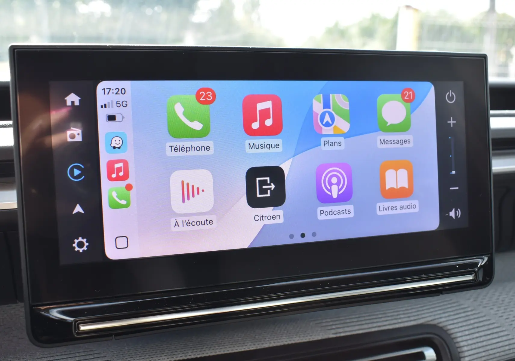 Écran tactile central de la Citroën C3 2025 affichant les applications connectées avec interface colorée.