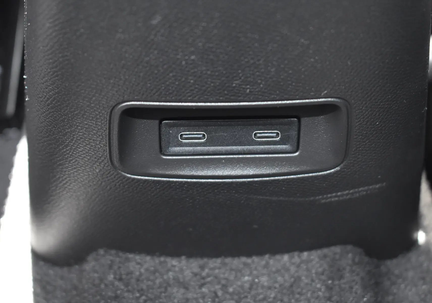 Prise USB double en gros plan sur la console arrière d'une Citroën C3 2025 bleu toit noir.