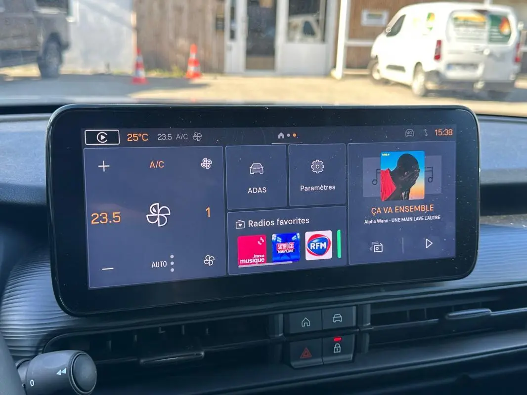 Écran tactile central du tableau de bord du Jeep Avenger gris 2025, affichant climatisation et interface multimédia.