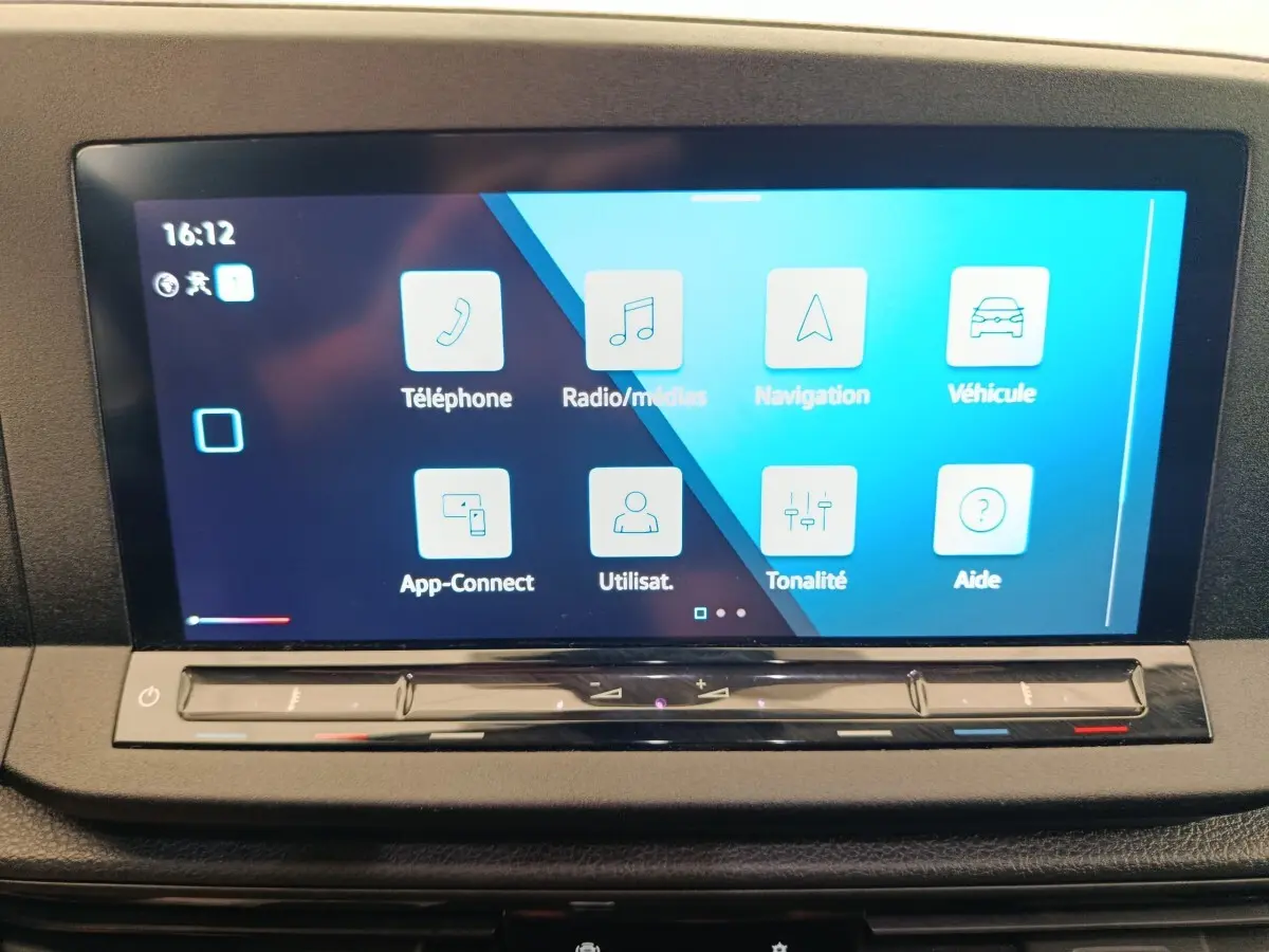 Écran tactile central de 10 pouces du Volkswagen Caddy 2.0 TDI 122ch, affichant le menu multimédia et navigation.