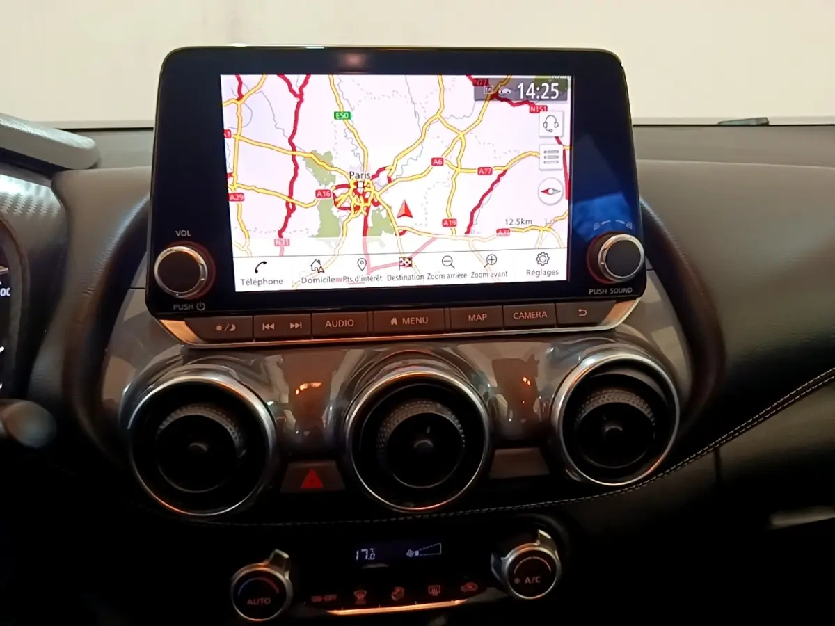Vue rapprochée de l’écran tactile central du tableau de bord du Nissan Juke DIG-T 114 DCT 2022, affichant la navigation.