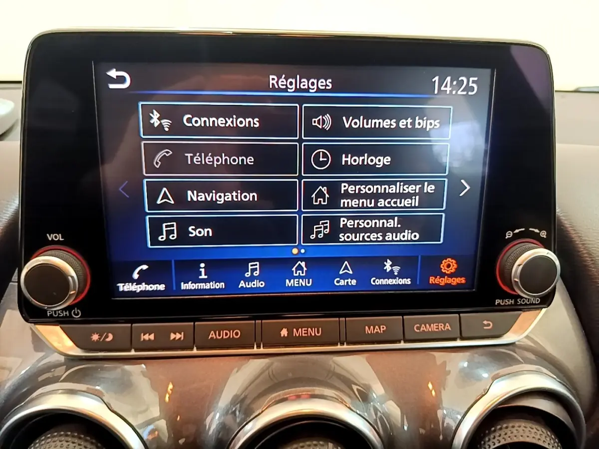 Écran tactile central du tableau de bord du Nissan Juke 2022 affichant le menu Réglages en intérieur.