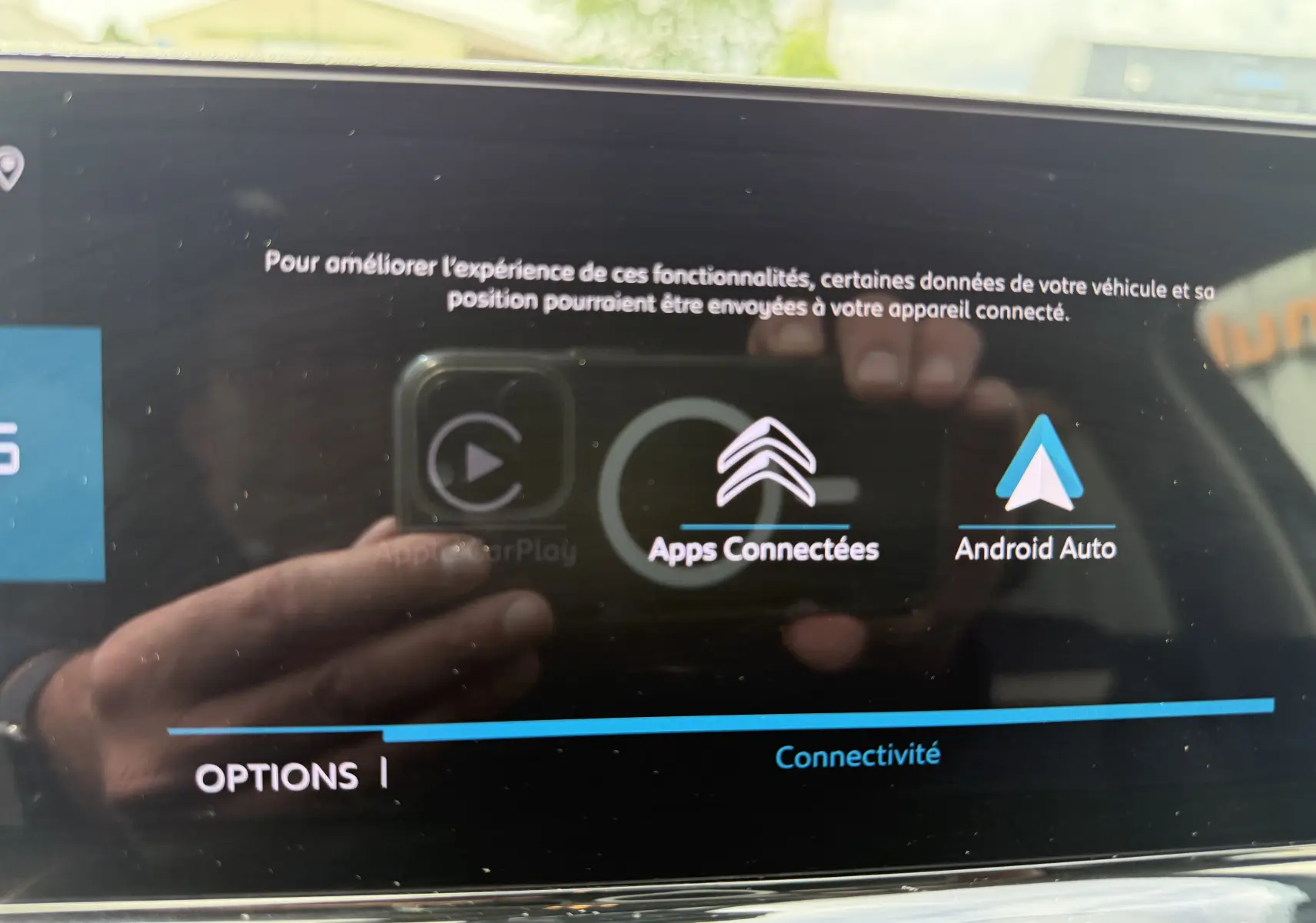 Écran tactile intérieur du Citroën C5 Aircross Hybrid 145 e-DSC6 Max affichant les options de connectivité avec Apple CarPlay et Android Auto.