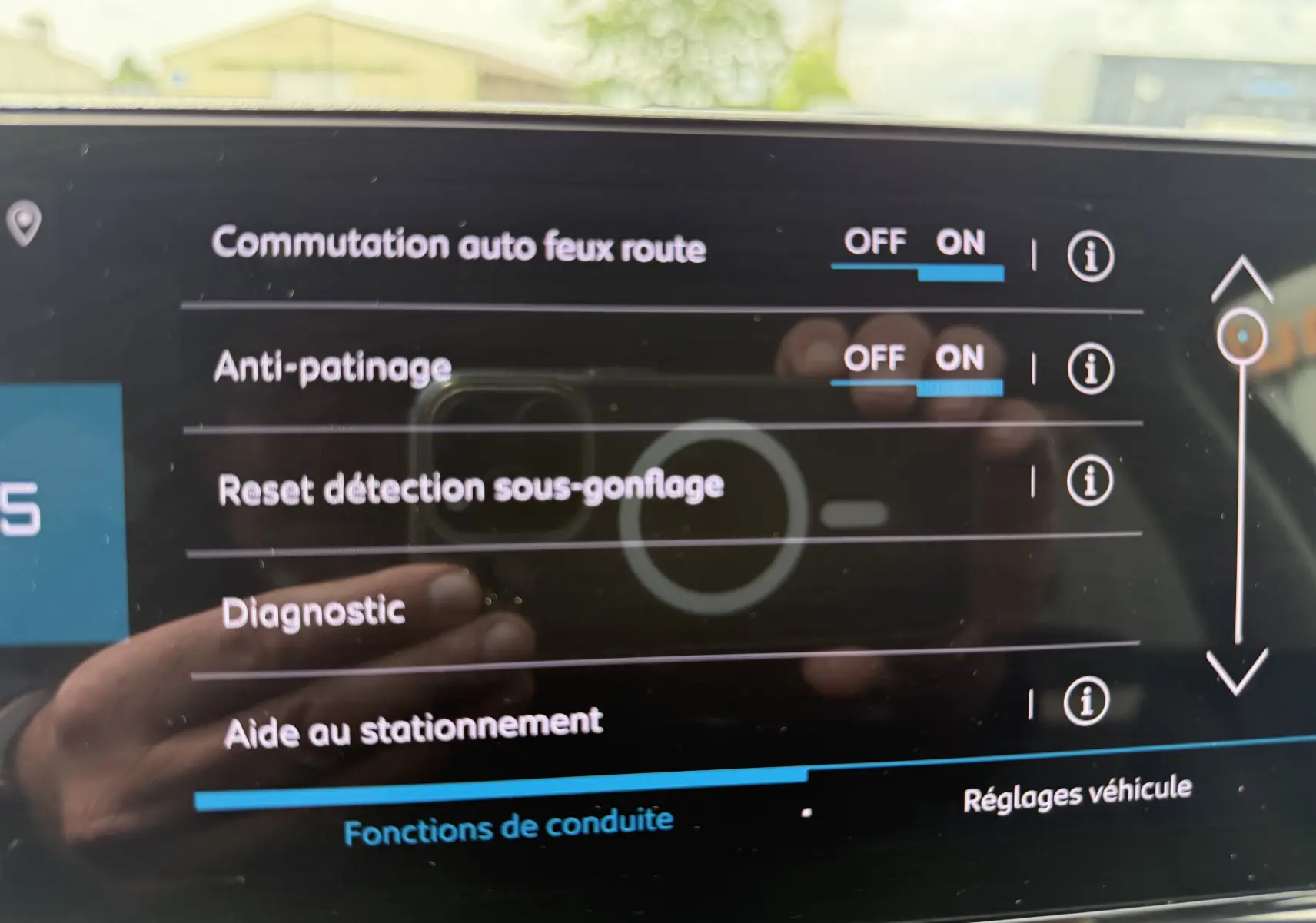 Écran tactile intérieur du Citroën C5 Aircross Hybrid 2025 montrant les réglages d’aides à la conduite.