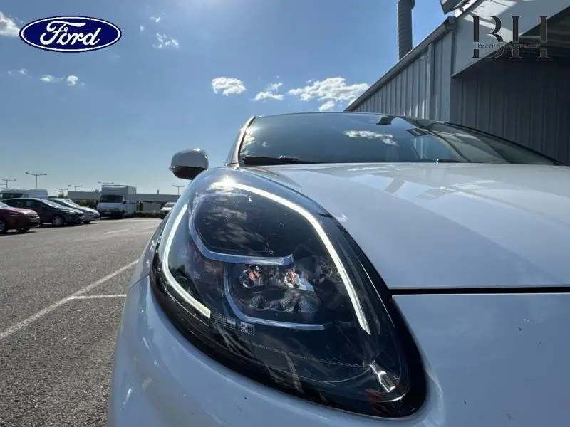 Gros plan sur le phare avant droit du Ford Puma blanc Glacier 2024, mettant en valeur son éclairage LED distinctif.