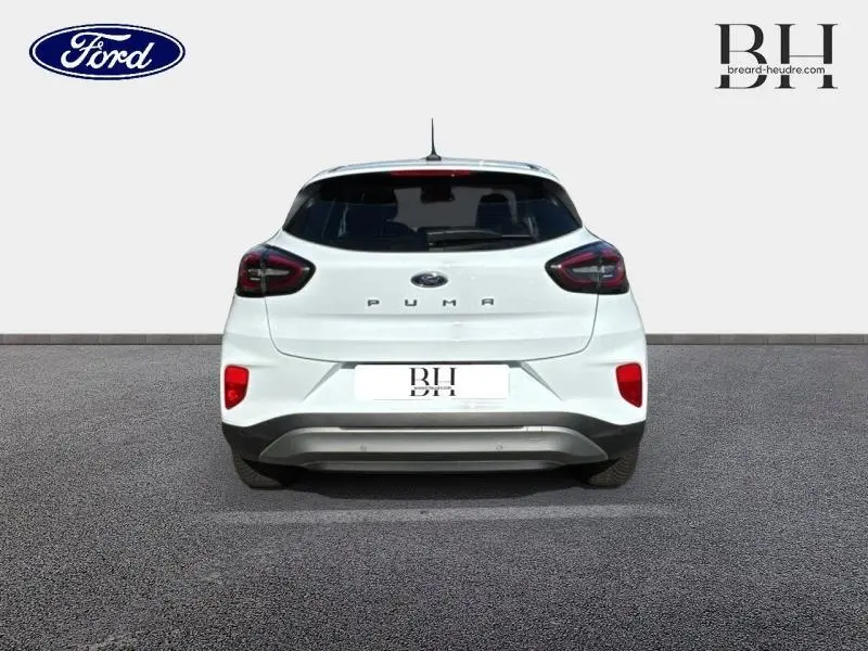 Vue arrière d'une Ford Puma 2024 blanc glacier avec feux arrière LED et logo Puma bien visible.