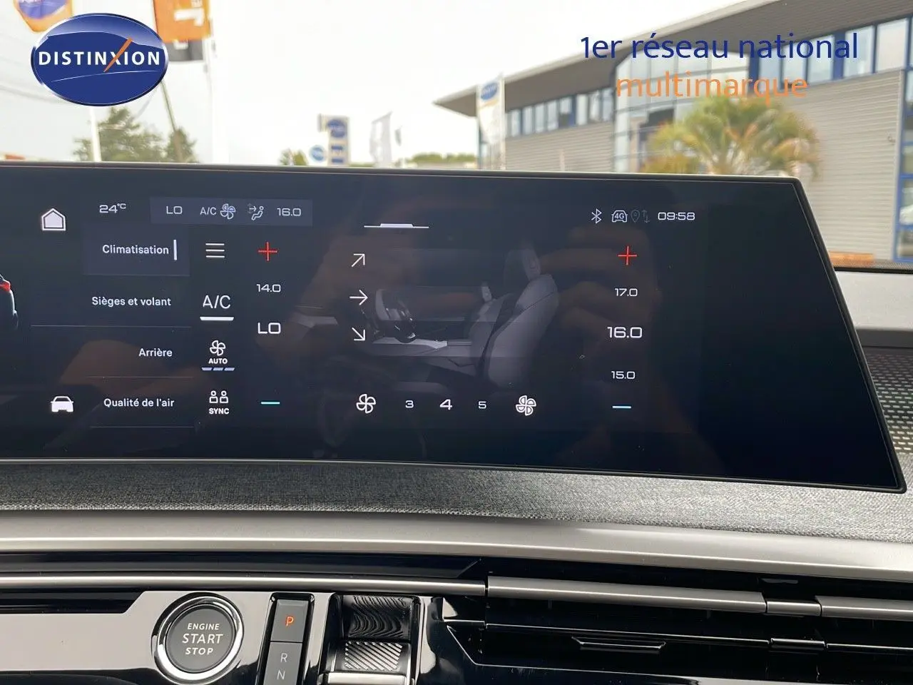 Écran tactile central affichant la climatisation et les réglages du Peugeot 5008 Hybrid 136ch GT 2025.