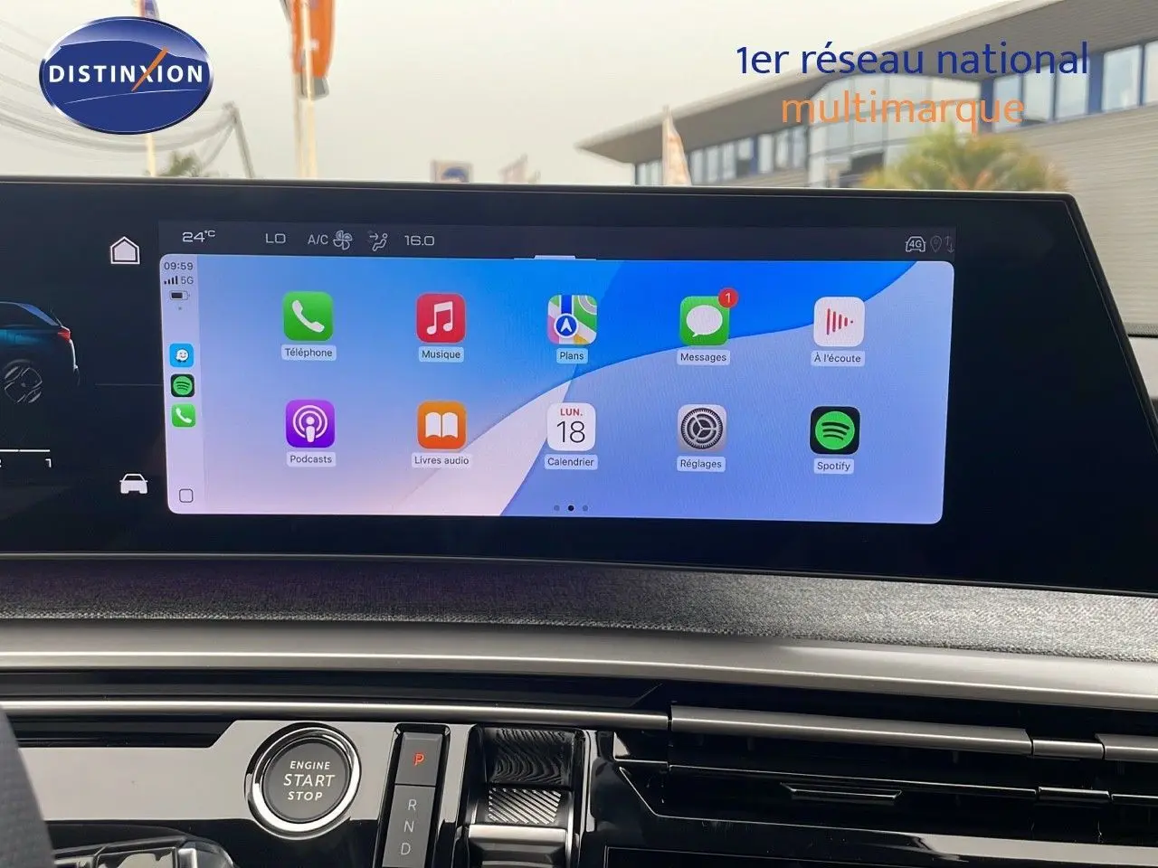 Écran tactile central affichant les applications connectées dans l'habitacle d'un Peugeot 5008 Hybrid 2025.
