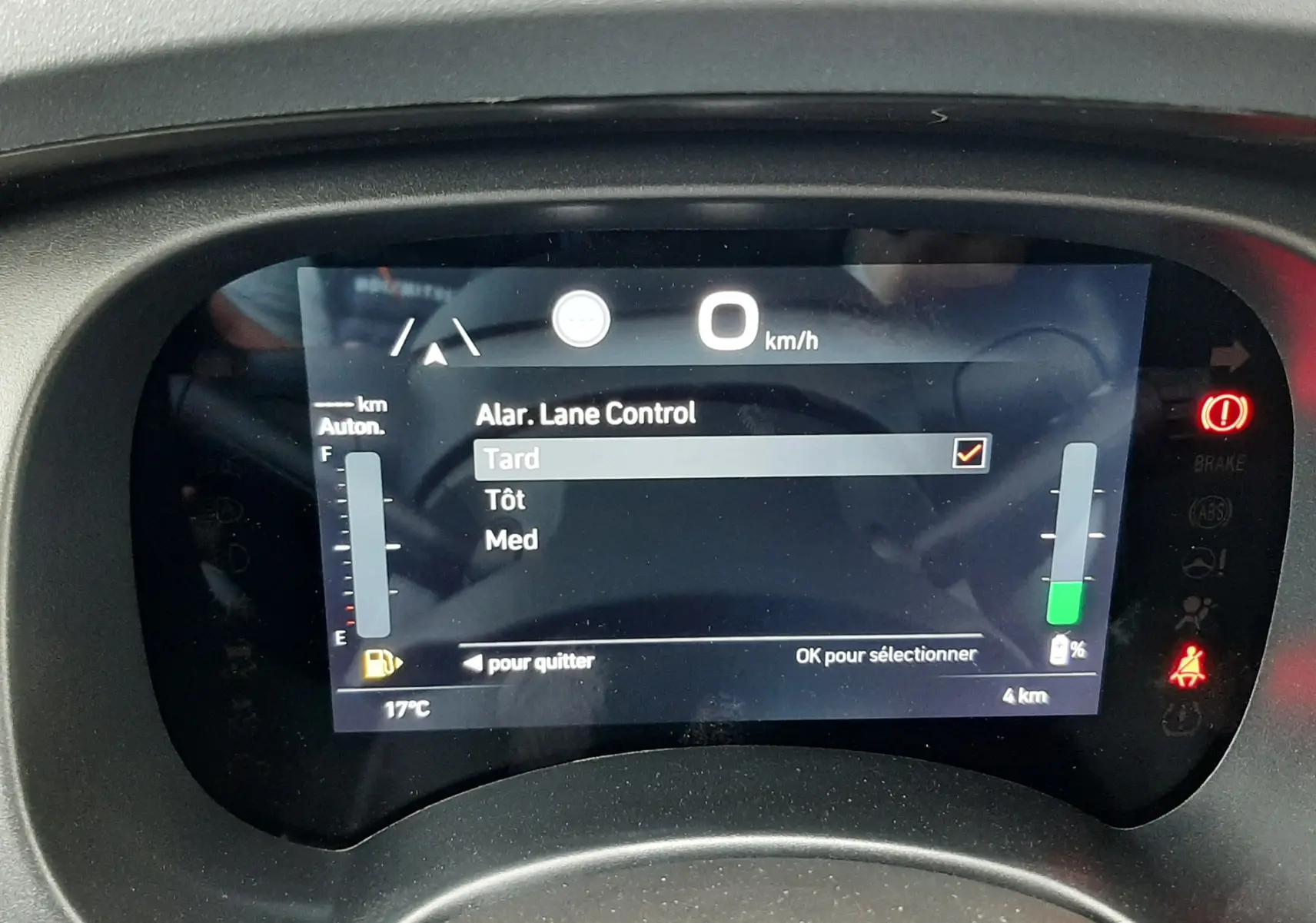 Affichage numérique du tableau de bord de la Fiat Panda blanc Gelato 2025 montrant le réglage d'alerte de maintien de voie.