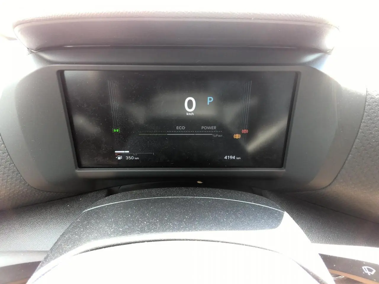 Vue rapprochée du tableau de bord numérique de la Citroën C4 Hybrid 145 e-DSC6 Max affichant la vitesse à 0 km/h.