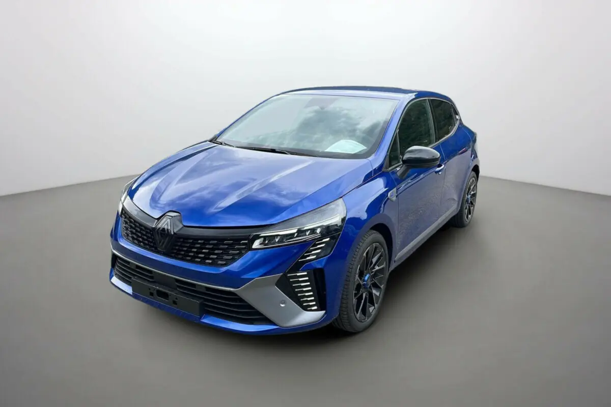 Renault Clio V E-Tech 145 Esprit Alpine bleu iron vue 3/4 avant droit avec jantes noires distinctives