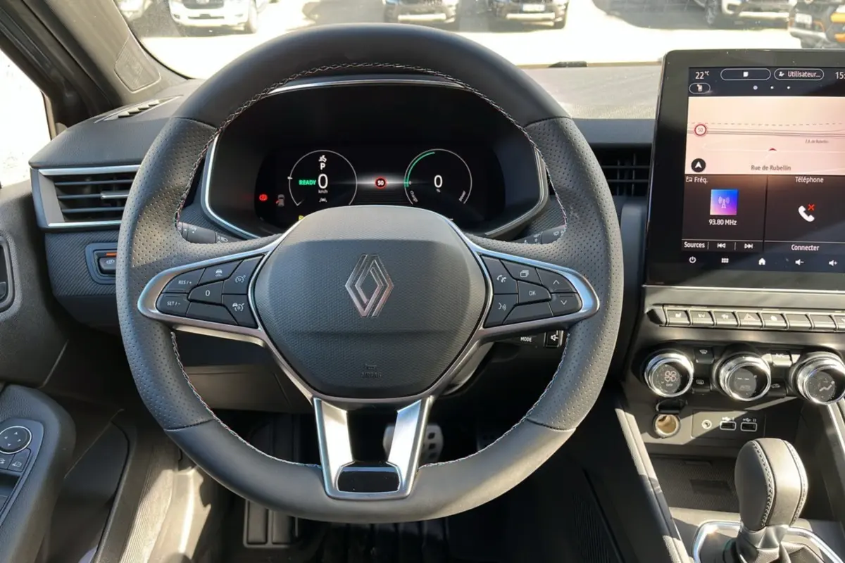 Vue centrée sur le volant de la Renault Clio V E-Tech 145 Esprit Alpine 2025, avec tableau de bord numérique et console tactile.
