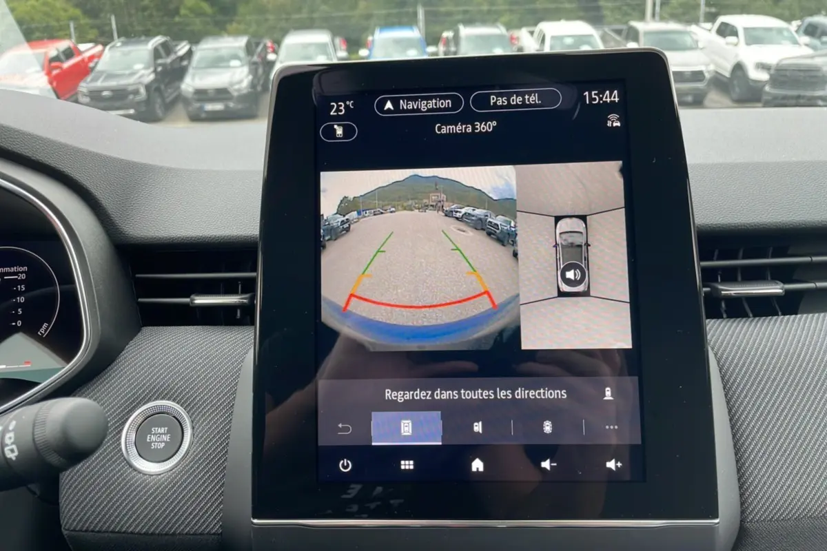 Vue intérieure du tableau de bord de la Renault Clio V E-TECH 145 Esprit Alpine 2025, écran tactile affichant la caméra 360°