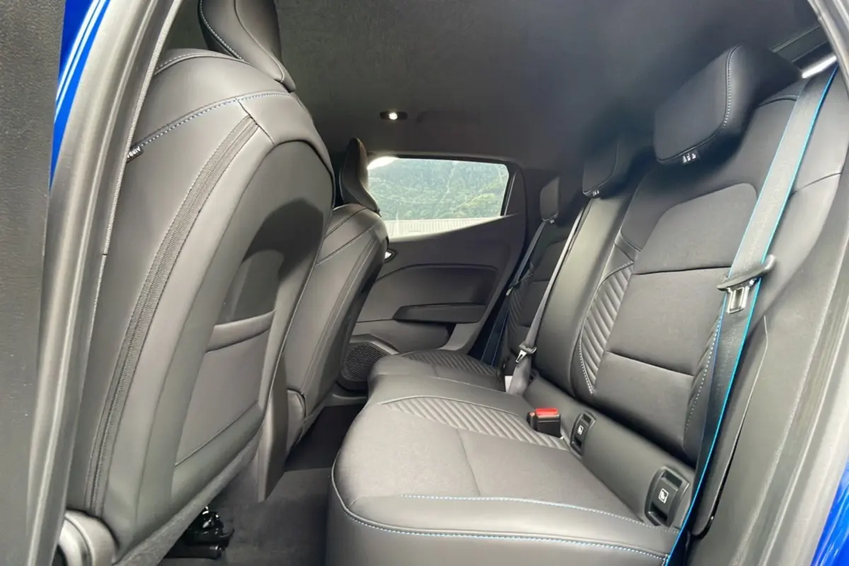 Vue latérale intérieure des sièges arrière en cuir noir avec surpiqûres bleues d'une Renault Clio V E-TECH 145 Esprit Alpine 2025.