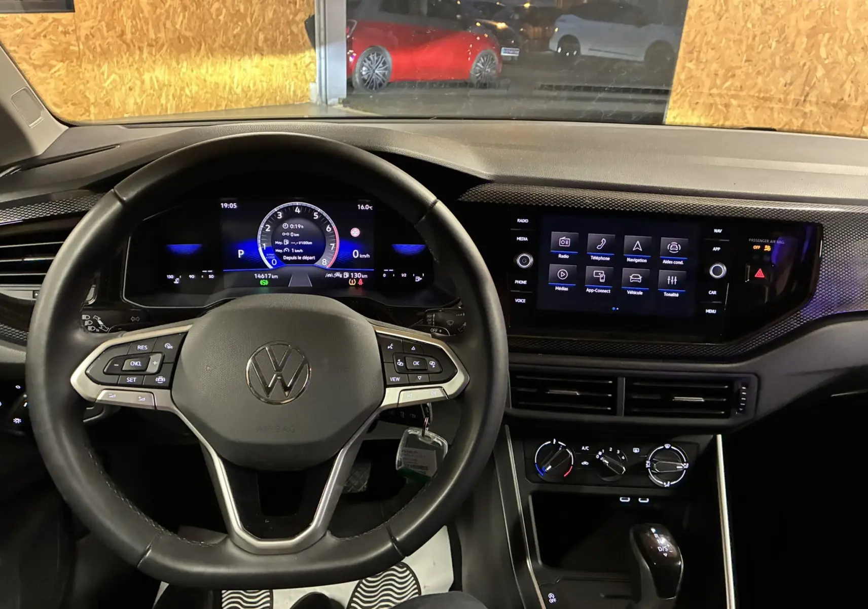 Vue intérieure frontale du tableau de bord et volant noir de la Volkswagen Polo VI 2025 avec écran digital et commandes au volant.