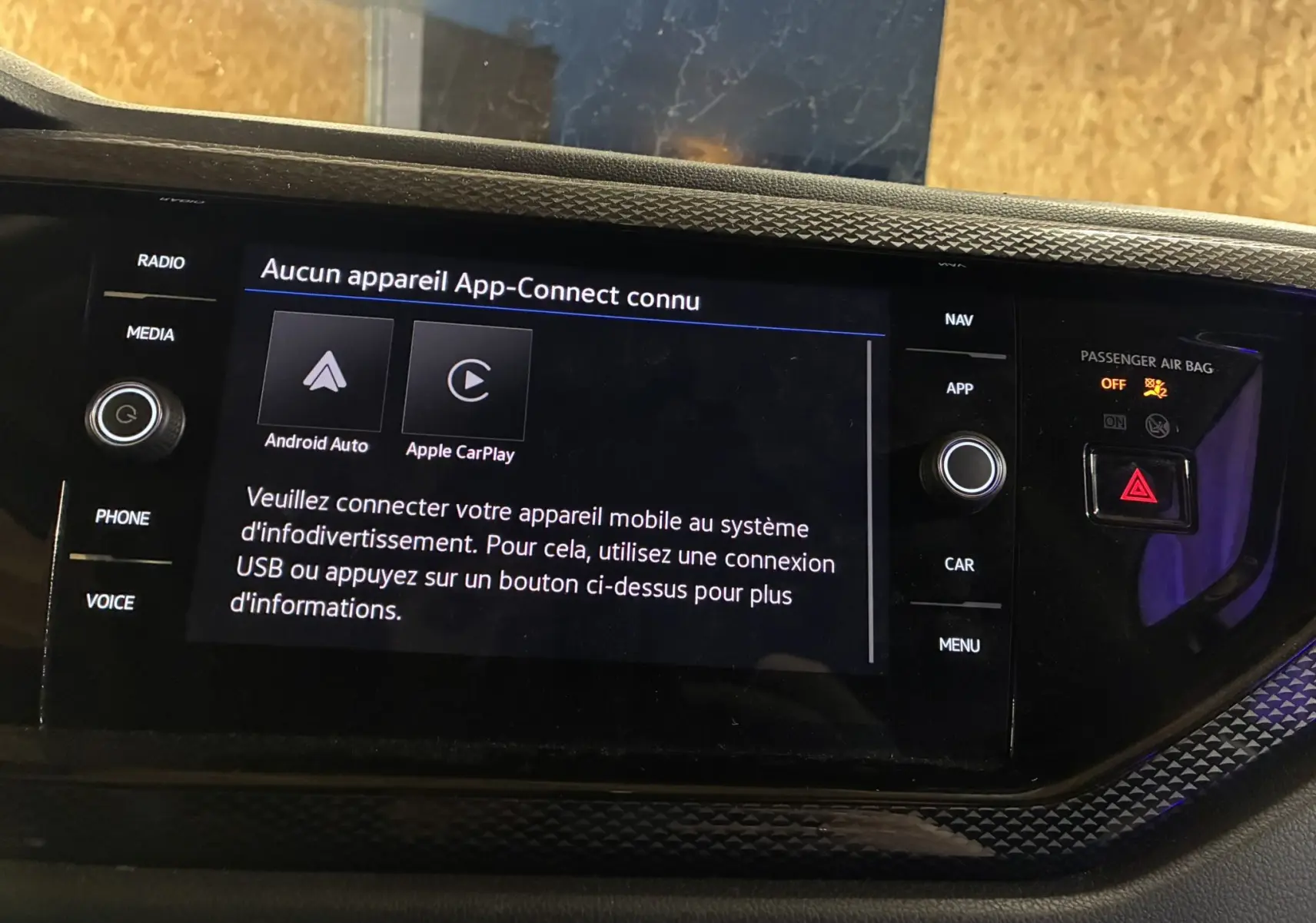Écran tactile central du tableau de bord de la Volkswagen Polo gris, affichant les options Android Auto et Apple CarPlay.