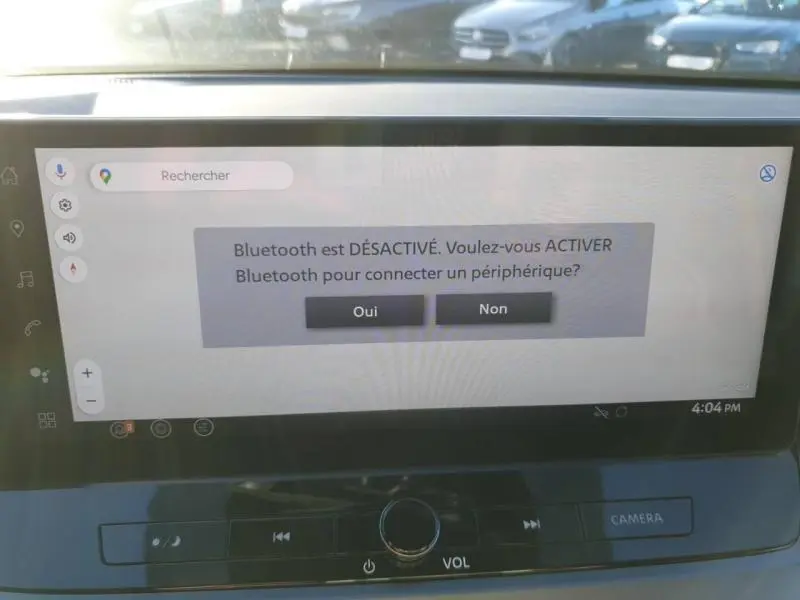 Écran tactile central du Nissan Qashqai Hybrid e-POWER 2025 affichant une demande d'activation Bluetooth.