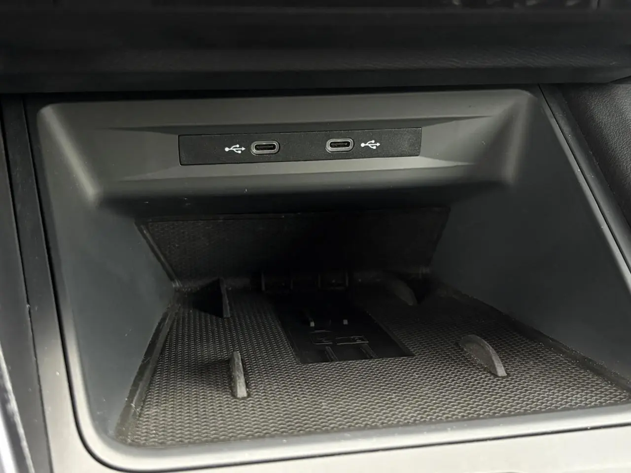 Gros plan sur la console centrale du CUPRA Formentor avec deux ports USB-C noirs intégrés, intérieur sobre et fonctionnel.