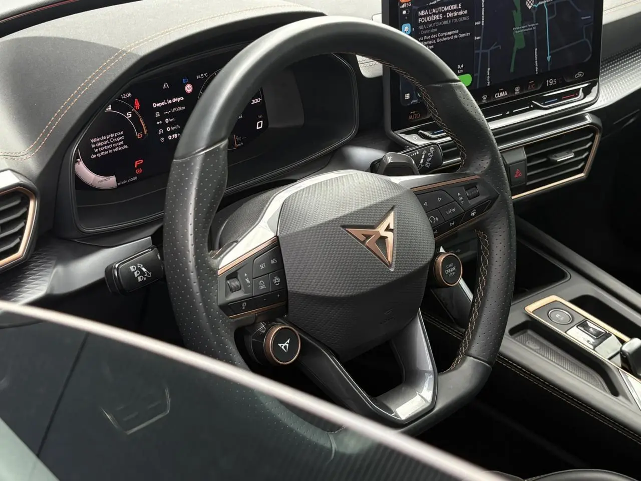 Vue rapprochée du volant cuir noir perforé avec logo CUPRA cuivre et tableau de bord numérique du Formentor.