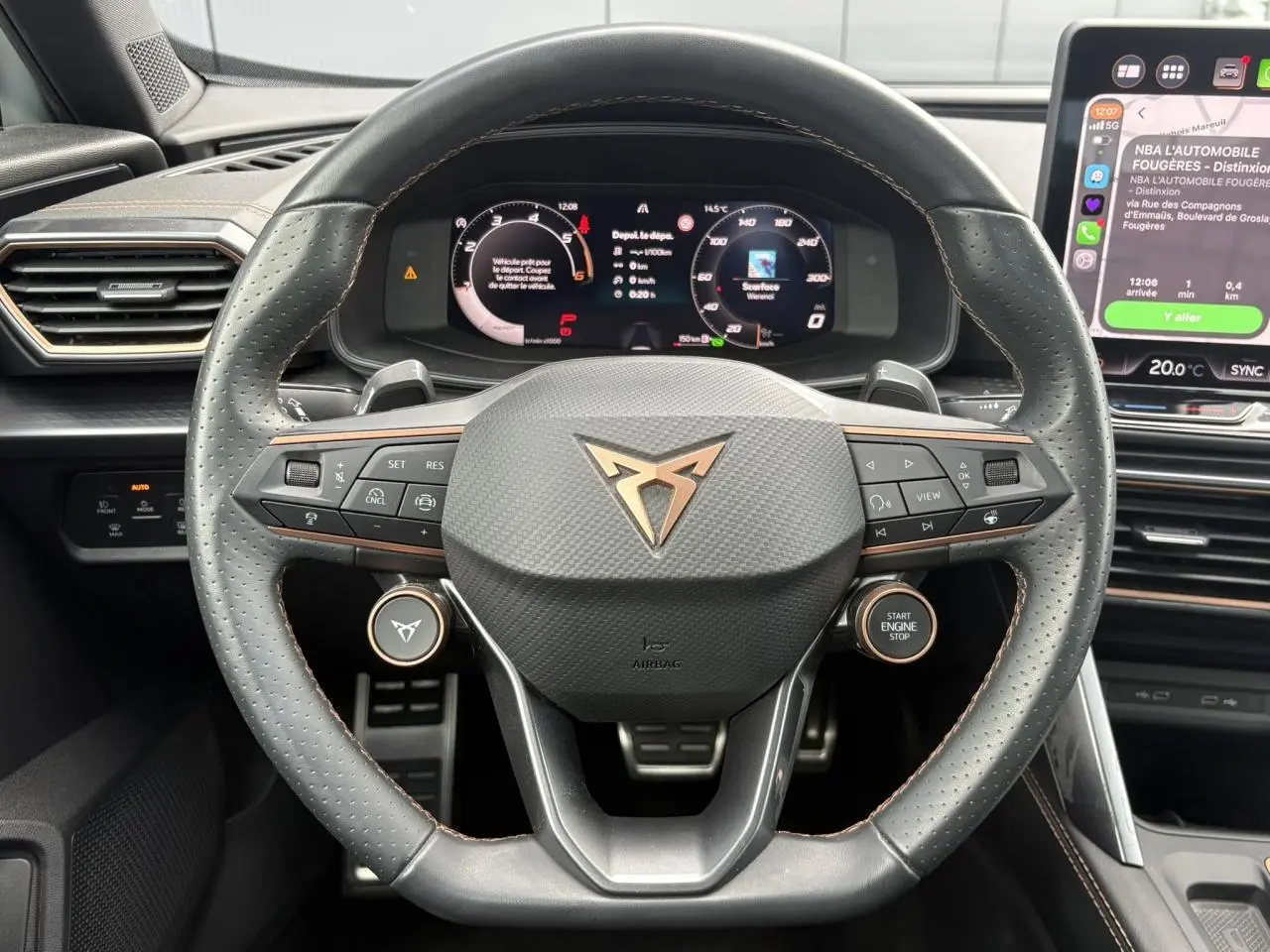 Vue rapprochée du volant Supersports CUPRA noir perforé avec logo cuivre et tableau de bord numérique du Formentor 2025.